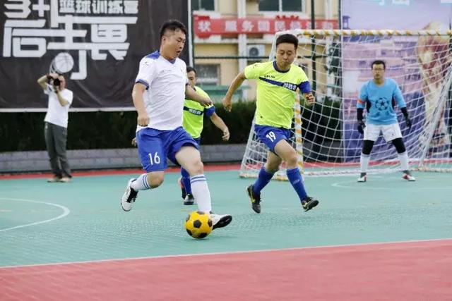 斯诺克世锦赛：赵心童首轮击败海菲尔德